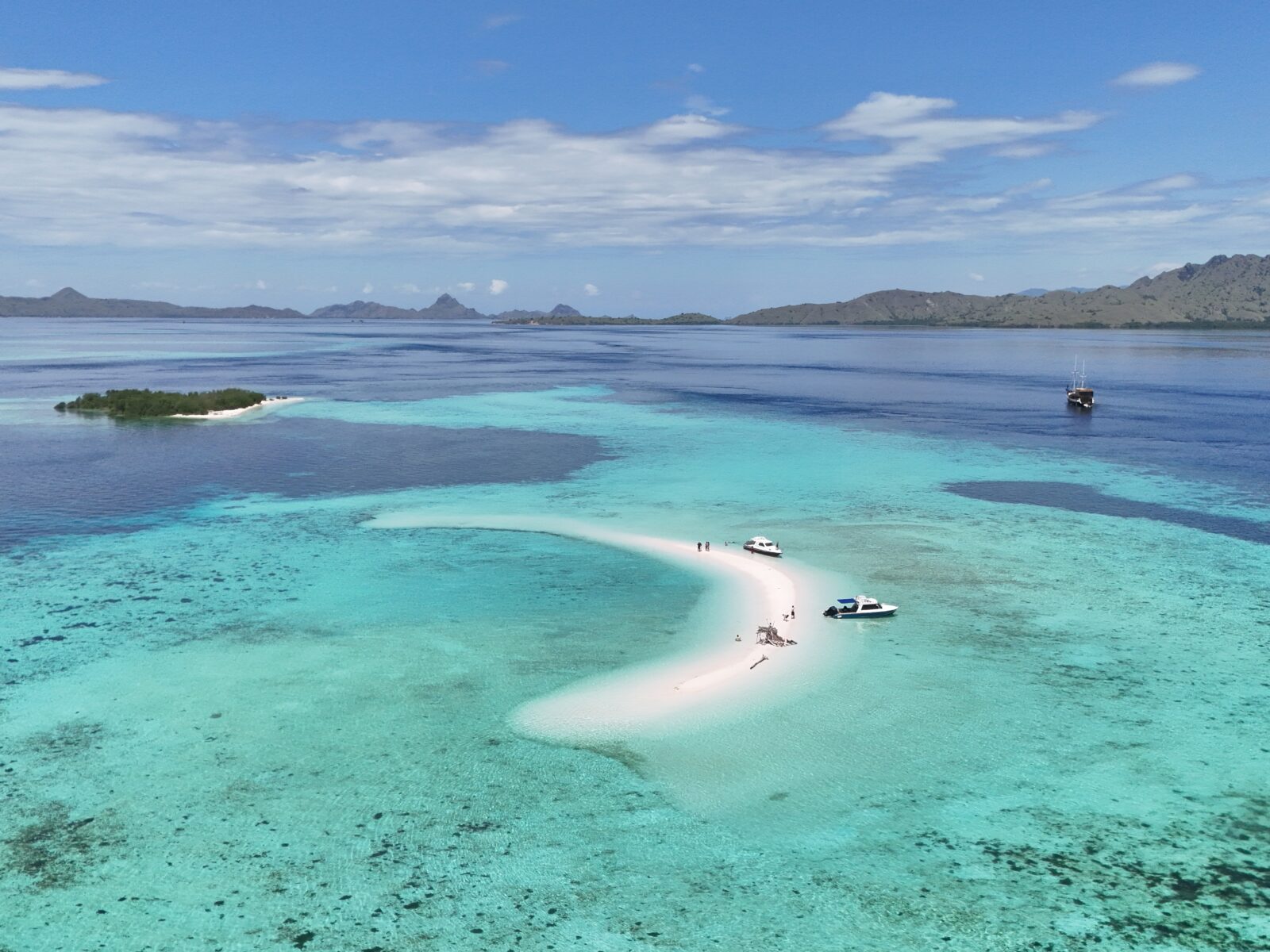 Taka,Makasar:,White,Sand,Island,In,The,Middle,Of,The