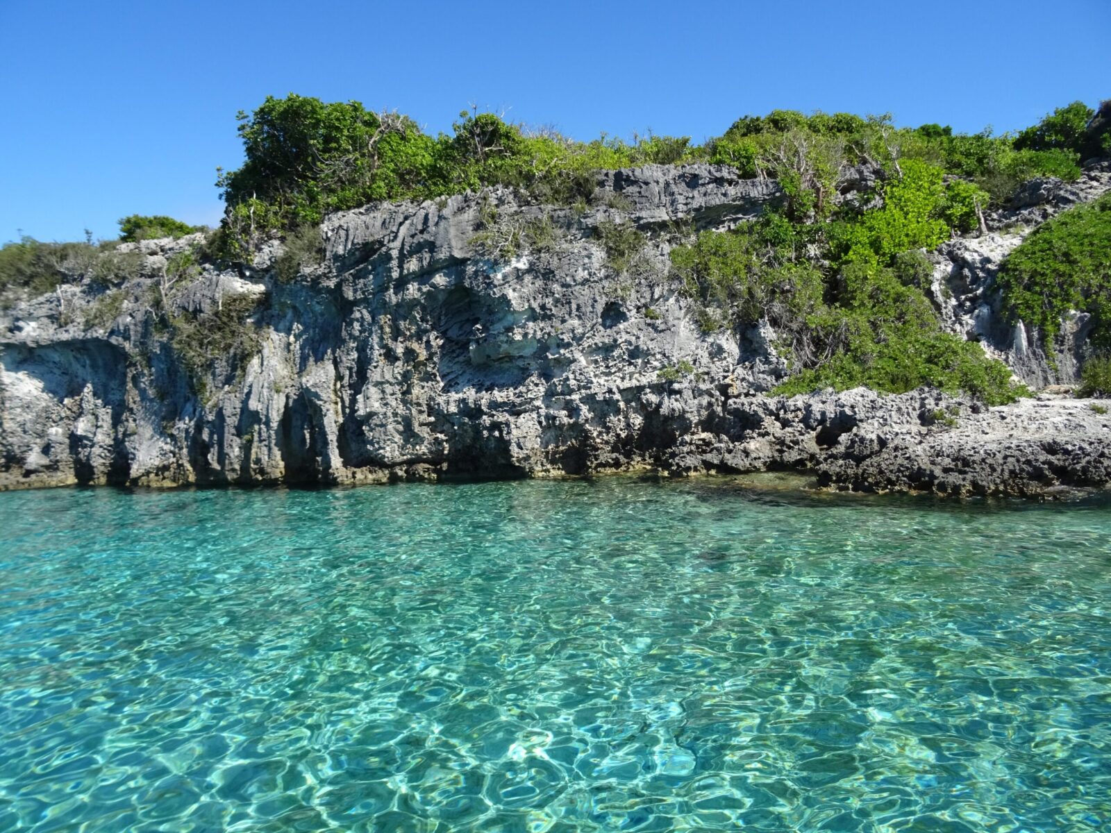 Shimmering,Turquoise,Water,And,Limestone,Islets,In,Exuma,Cays,,Bahamas