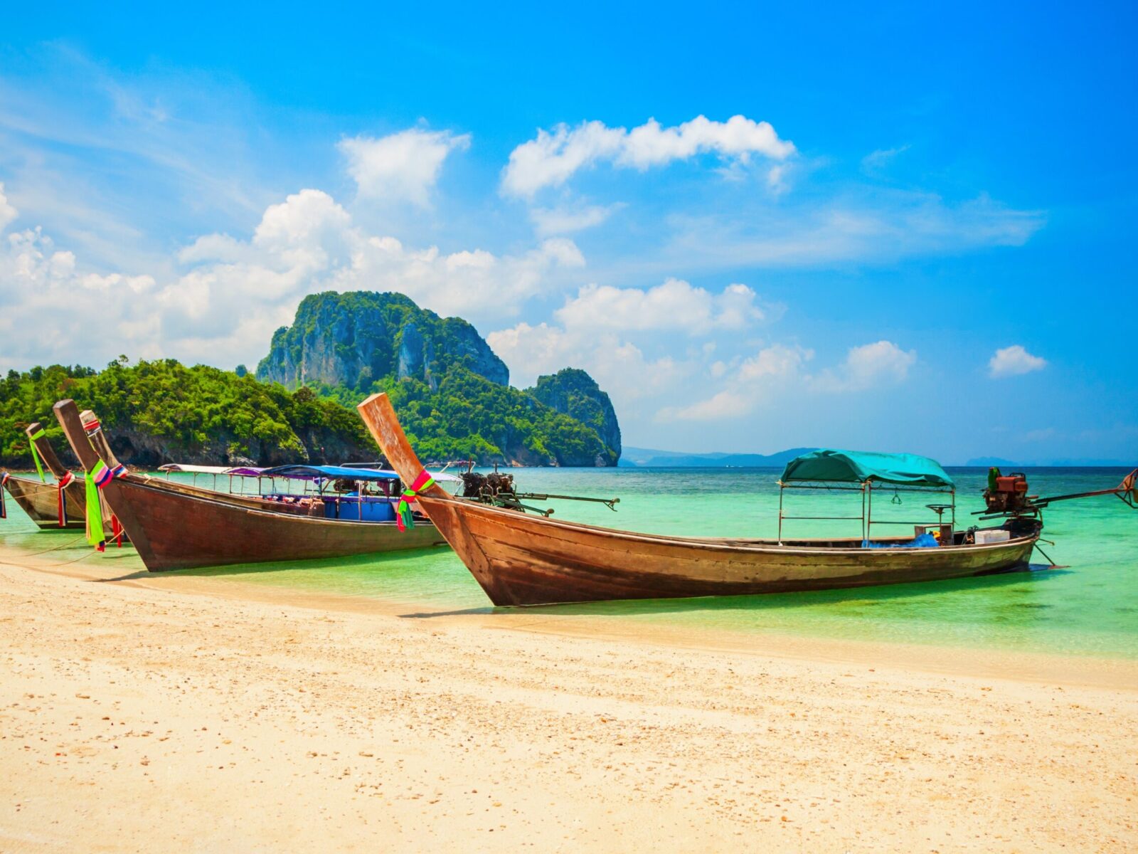Boats,At,The,Beauty,Beach,With,Limestone,Cliff,And,Crystal