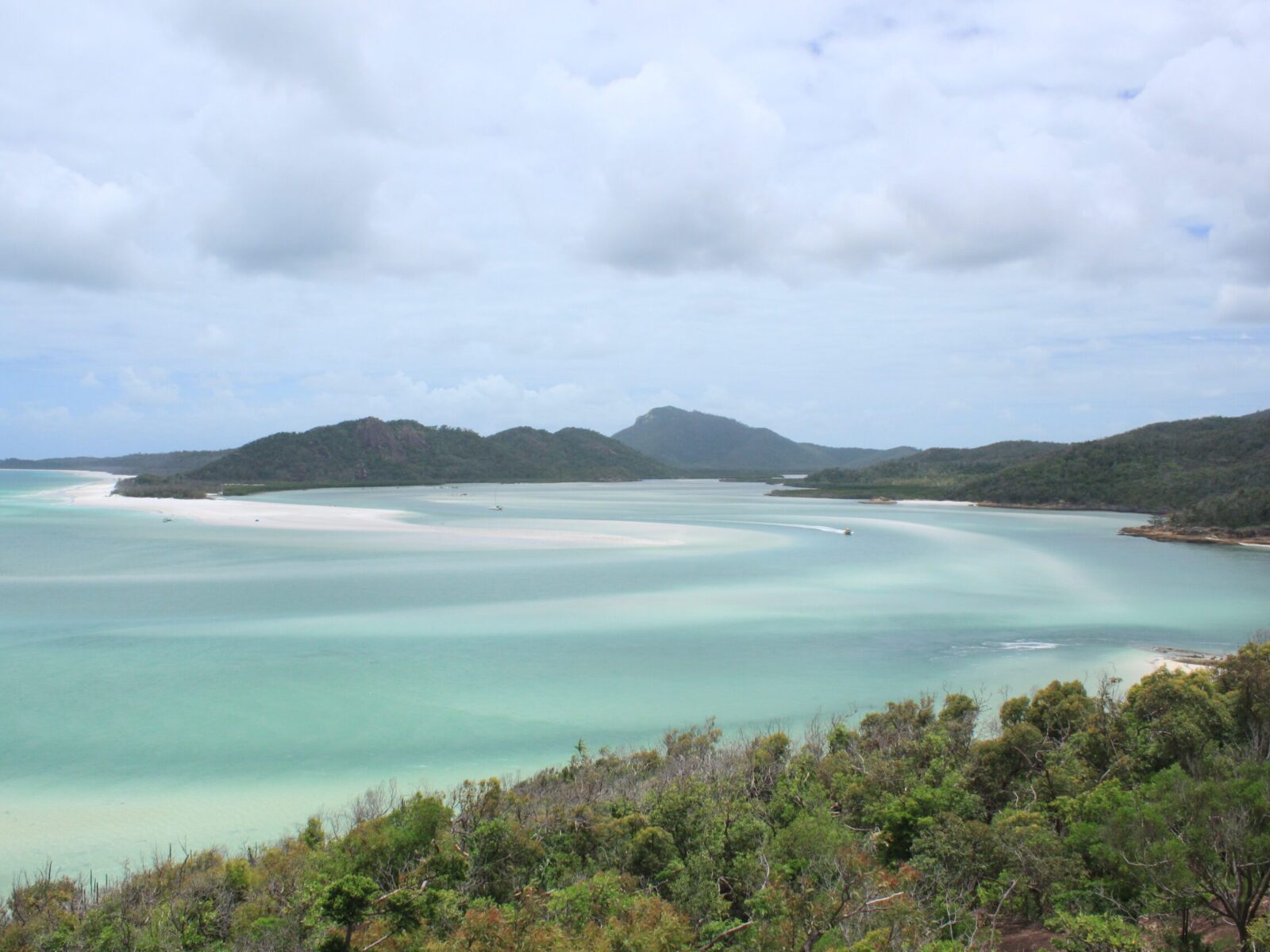 A,Beautiful,Landscape,Of,Airlie,Beach,Surrounded,By,Greenery,Hills