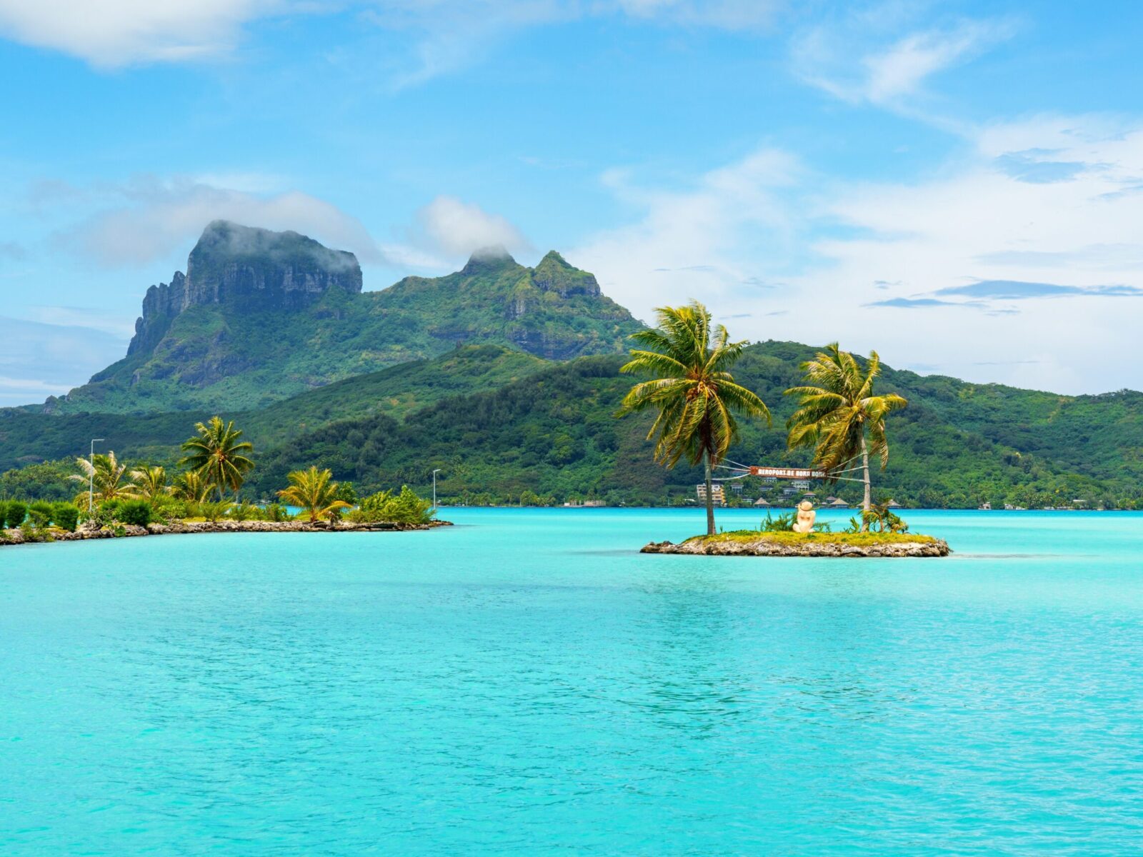 A,Beautiful,Beach,In,Bora,Bora,With,Lush,Palm,Trees