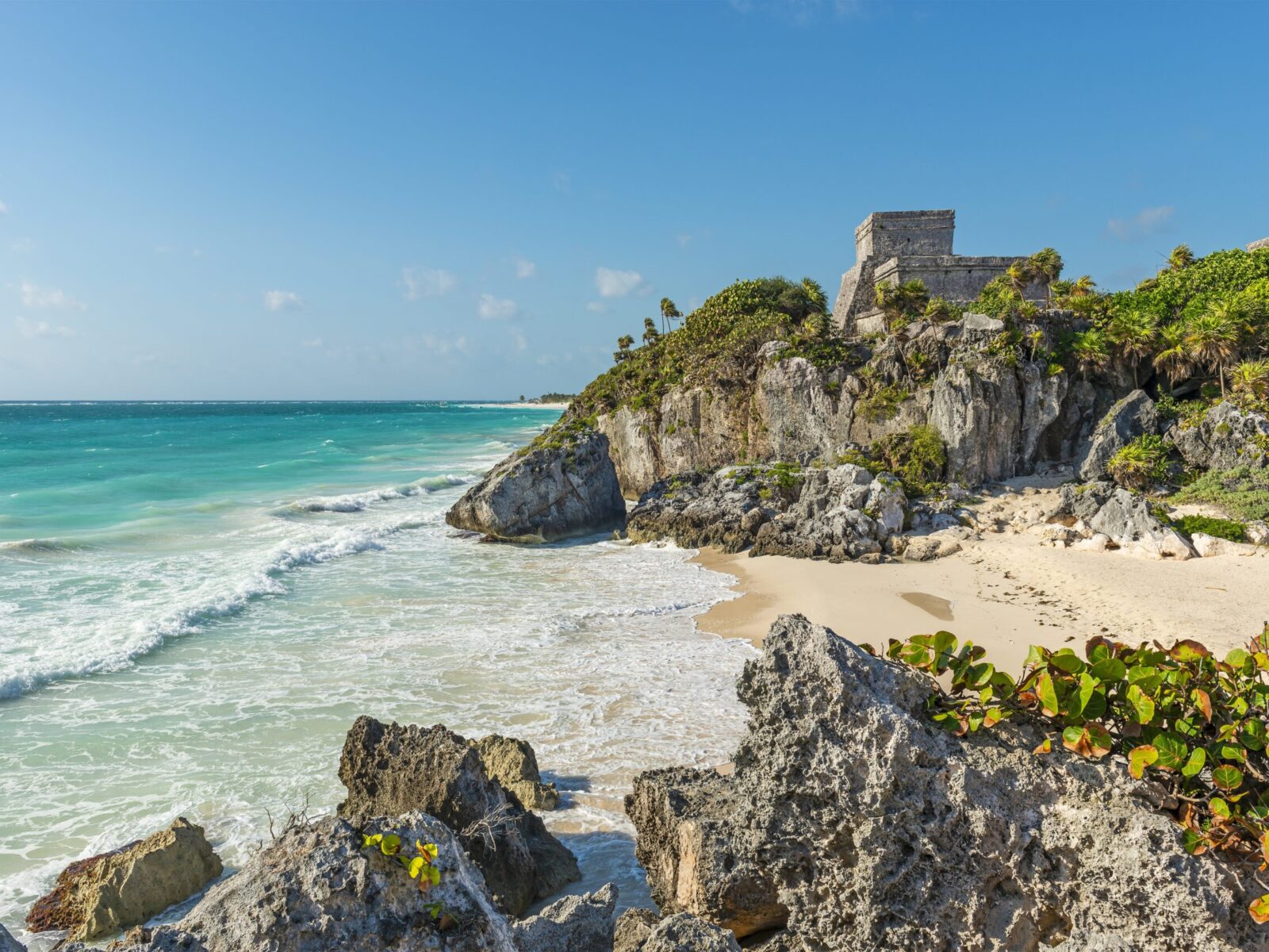 El,Castillo,Mayan,Temple,And,Beach,By,Caribbean,Sea,,Tulum,