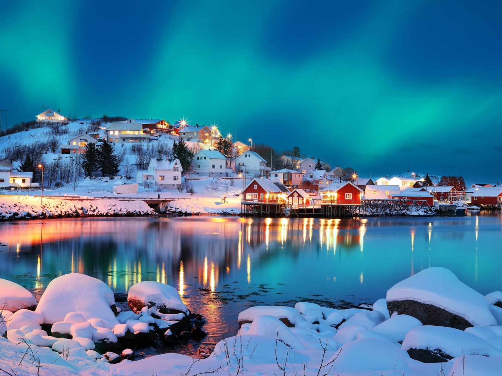 Dramatic,Evening,Cityscape,Of,Reine,Town,With,Northern,Lights.,Red