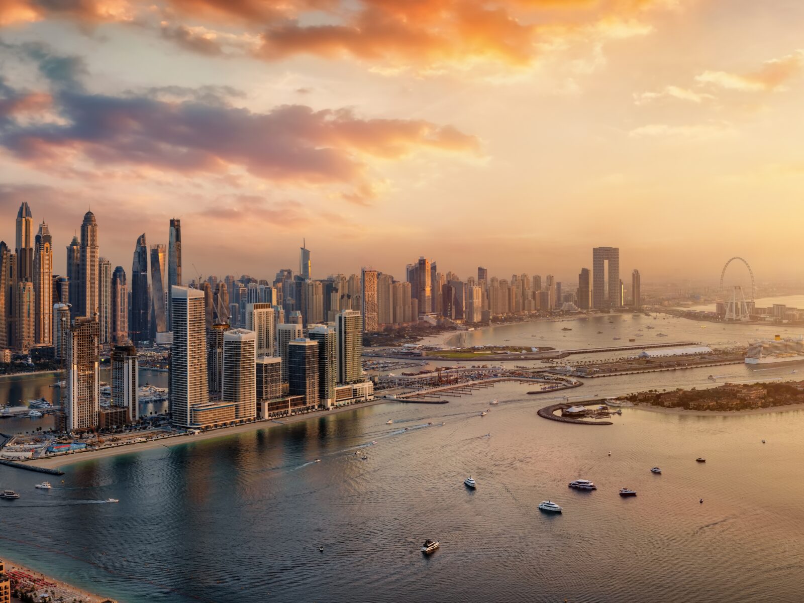 Beautiful,,Golden,Sunset,View,Of,The,Modern,Skyline,At,Dubai